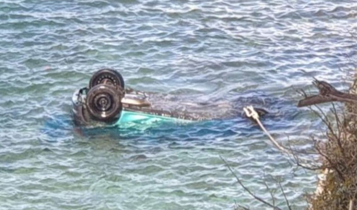 TRAGEDIJA U DALMACIJI Vozilo kod Makarske završilo u moru, jedna osoba preminula