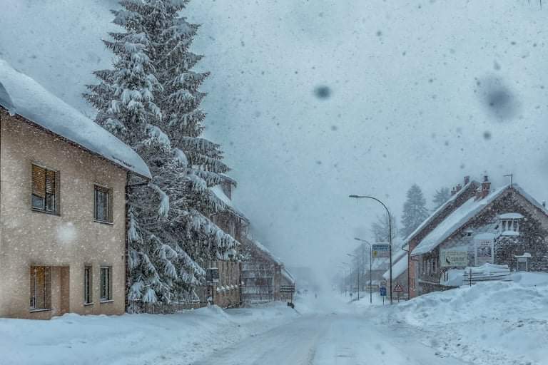 PRVI DAN PROLJEĆA Snijeg pada u dijelu zemlje, podno Velebita olujna bura