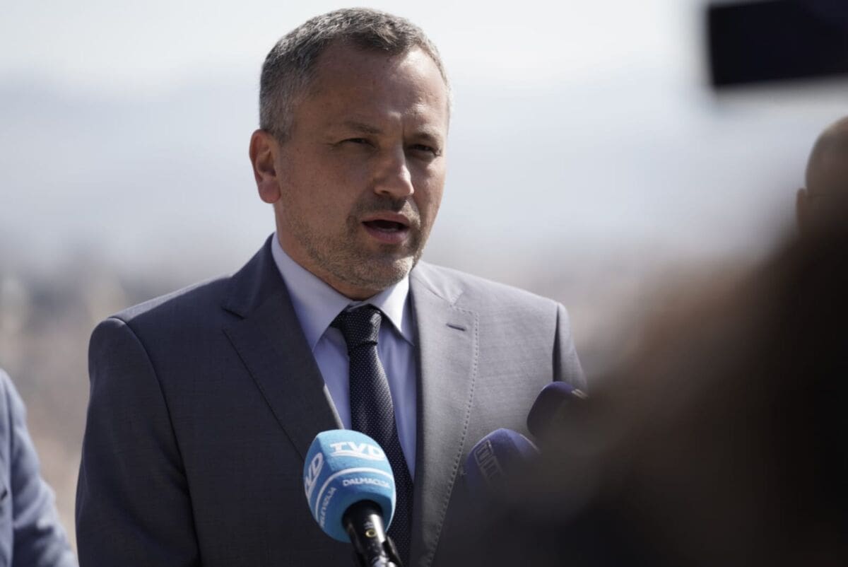 Mate Šimundić: "U našoj kulturi kleči se samo pred Gospodinom. Klečanje prije utakmica za nas isprazna gesta i novi oblik kulturalnog kolonijalizma"