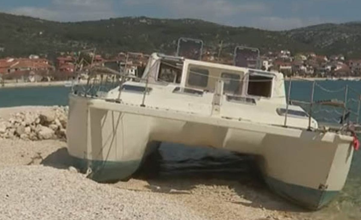 APSURD NADOMAK SPLITA Nasukani katamaran leži već godinu i pol dana na plaži, a potraga za vlasnikom još traje