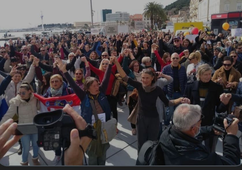 Koronapovorke slobode: U Splitu se okupilo nekoliko stotina ljudi bez razmaka - držali se za ruke i pjevali