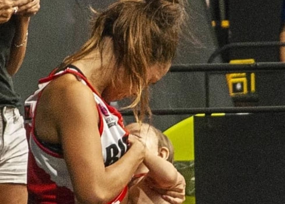 Što mislite o ovome: Košarkašica usred utakmice otišla dojiti bebu