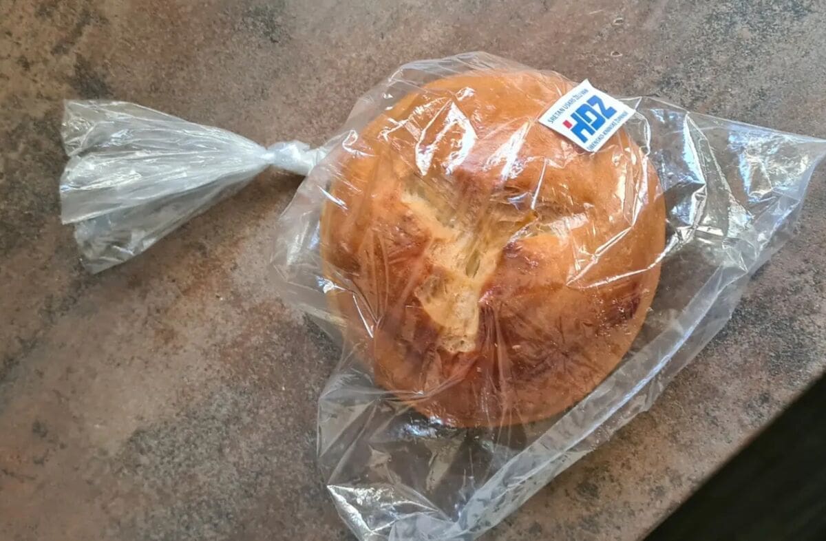 Djeca u vrtiću u Zagori dobila pogače s logom HDZ-a. Roditelji se bune, iz stranke poručuju: To nije kampanja