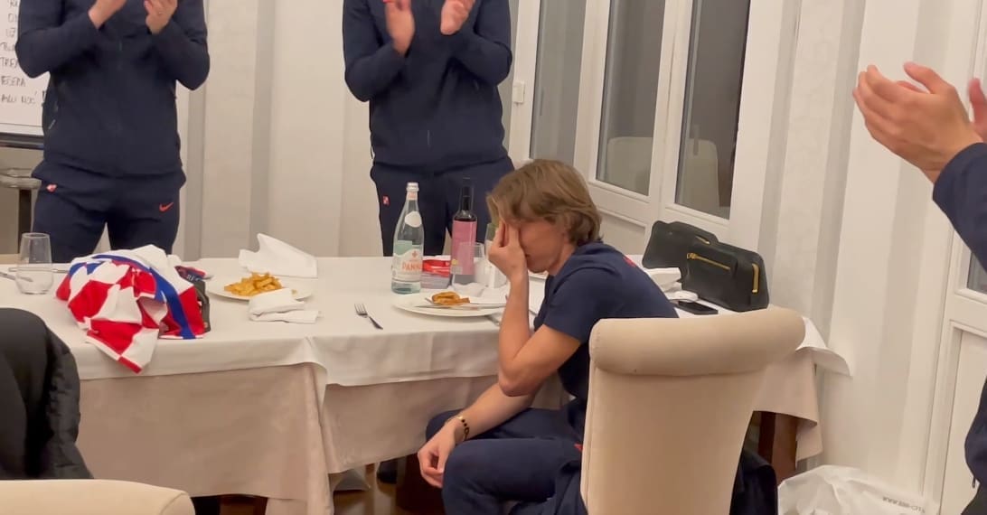 DIRLJIVE SCENE Legende čestitale Modriću na rekordu, zaplakao pred suigračima