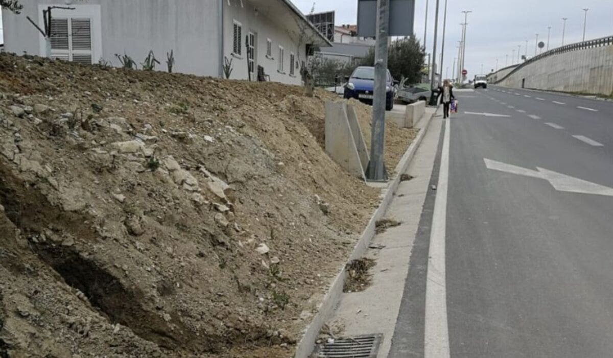 'TEKUĆI' PROBLEMI NA MEJAŠIMA Voda se danima slijeva niz cestu, tko će to platiti?