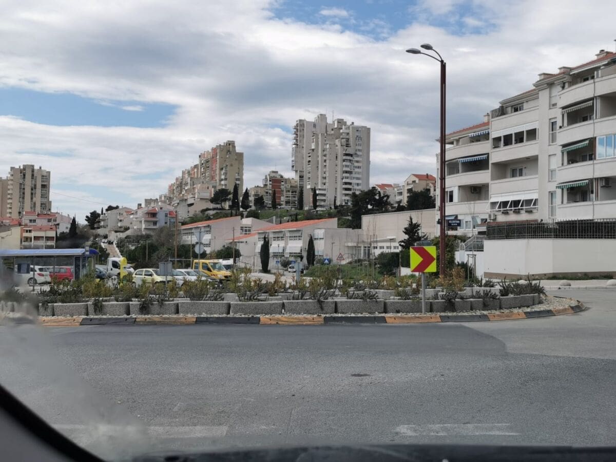 NETKO SE SJETIO ZALITI CVIJEĆE Oleandri na Žnjanu izgledaju očajno, potpuno su se osušili