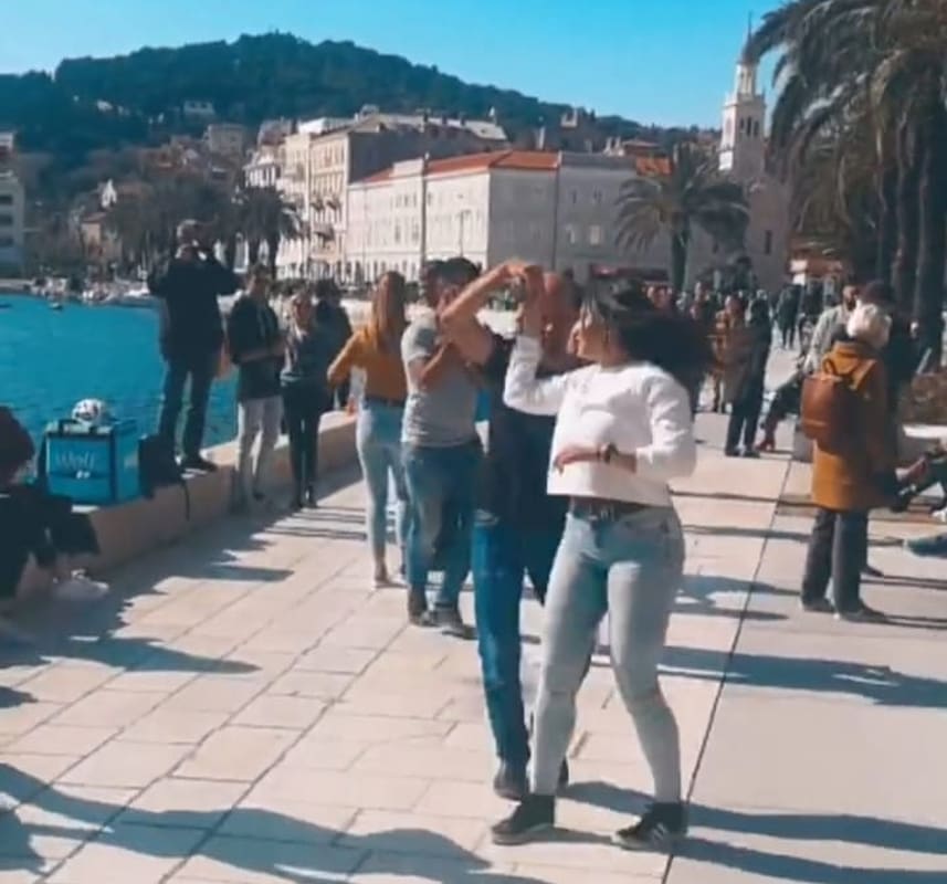 "Može li mediteranskije?": Par na Rivi zaplesao zumbu i oduševio sve