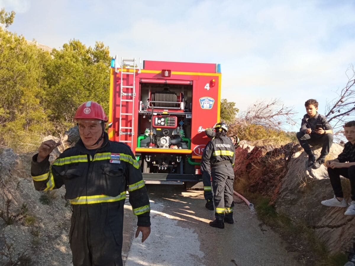 POŽAR KUĆE U CISTI PROVO Jedna osoba ozlijeđena, hitno se prevozi u Split