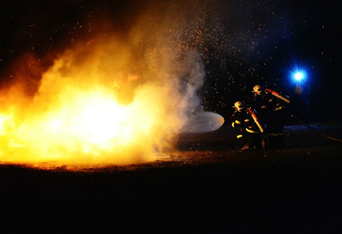 Požar brodica na našem otoku – jedna potpuno izgorjela, druga oštećena