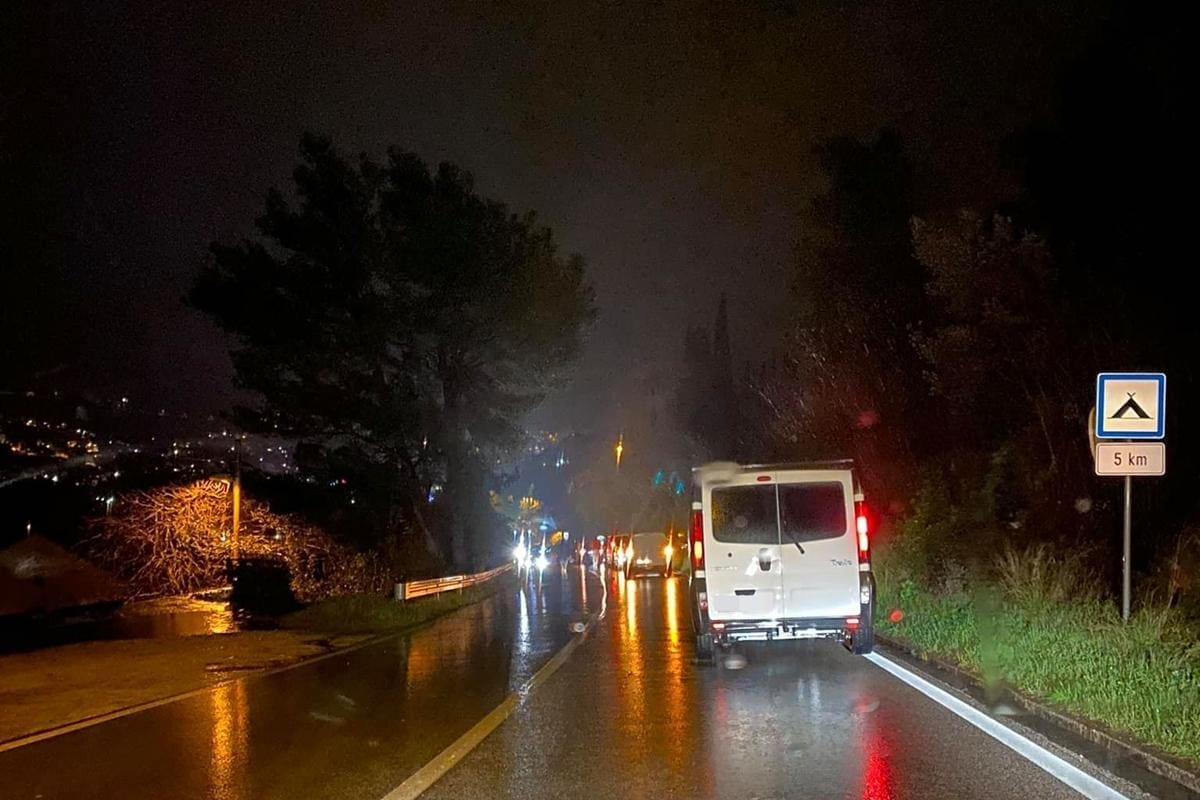 Vozilo se okrenulo na krov, jedna osoba ozlijeđena