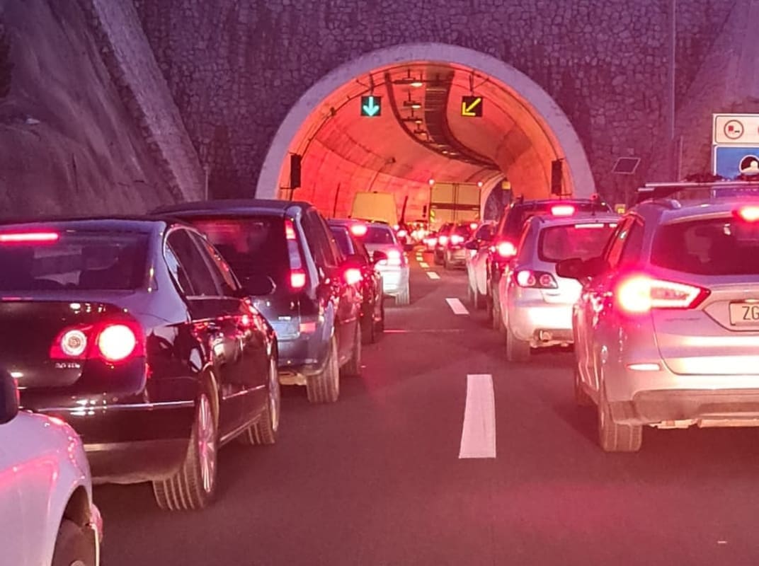 VOZAČI, OPREZ! Prometna na brzoj cesti Solin - Klis. Auto izletio, dojurila hitna pomoć