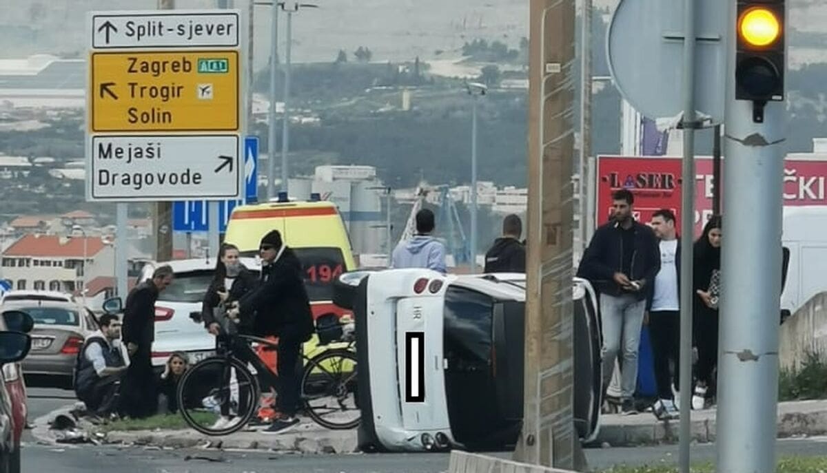 KRŠ U SPLITU Sudarila se dva automobila, Smart završio na boku, dvije osobe ozlijeđene
