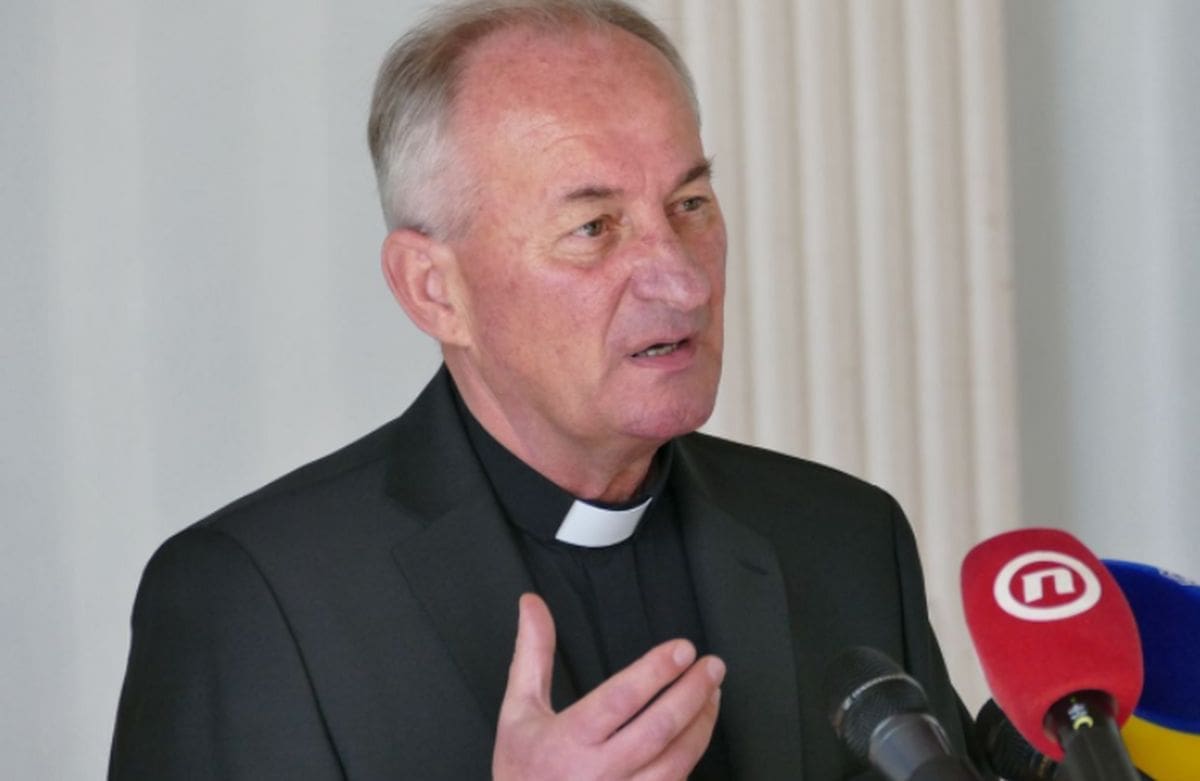 Biskup emotivno traži oprost za svećenike pedofile s Hvara, pozivaju žrtve da se jave