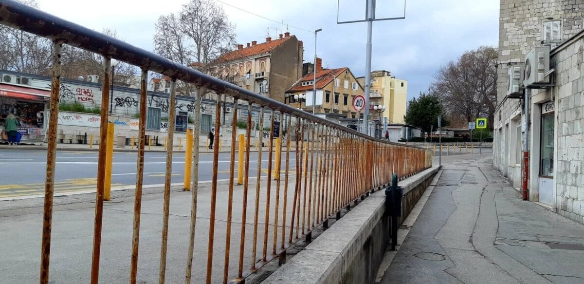Čitatelj pita: Kako ograda u srcu grada može biti u ovakvom stanju?
