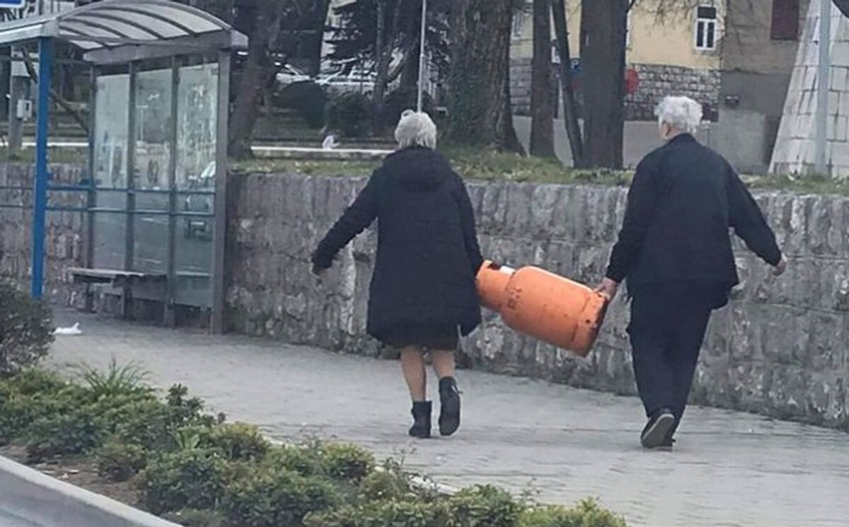 FOTOGRAFIJA IZ DALMACIJE POSTALA HIT Mnogi komentiraju: "A di su muški?"