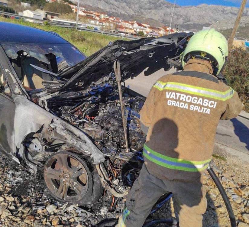 VIDEO Ugašeno za šest minuta: Pogledajte požar osobnog vozila na Sirobuji