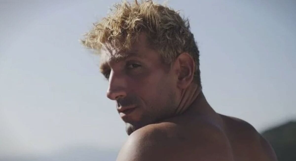 ZA SOBINA JE ZIMA ZAVRŠILA Lagano se počeo skidati i pokazivati isklesano tijelo