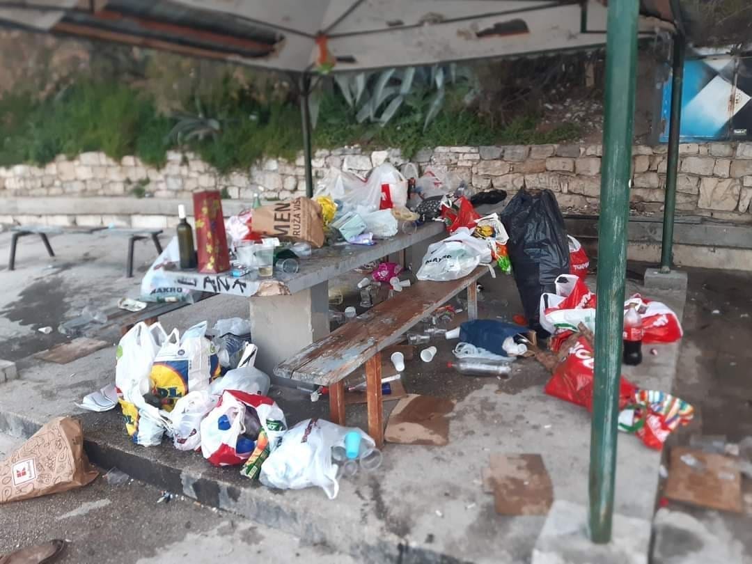 SRAMOTNI PRIZORI IZ SPLITA Pogledajte kako izgleda plaža Ovčice, građani su zgroženi: "Šporki ljudi"