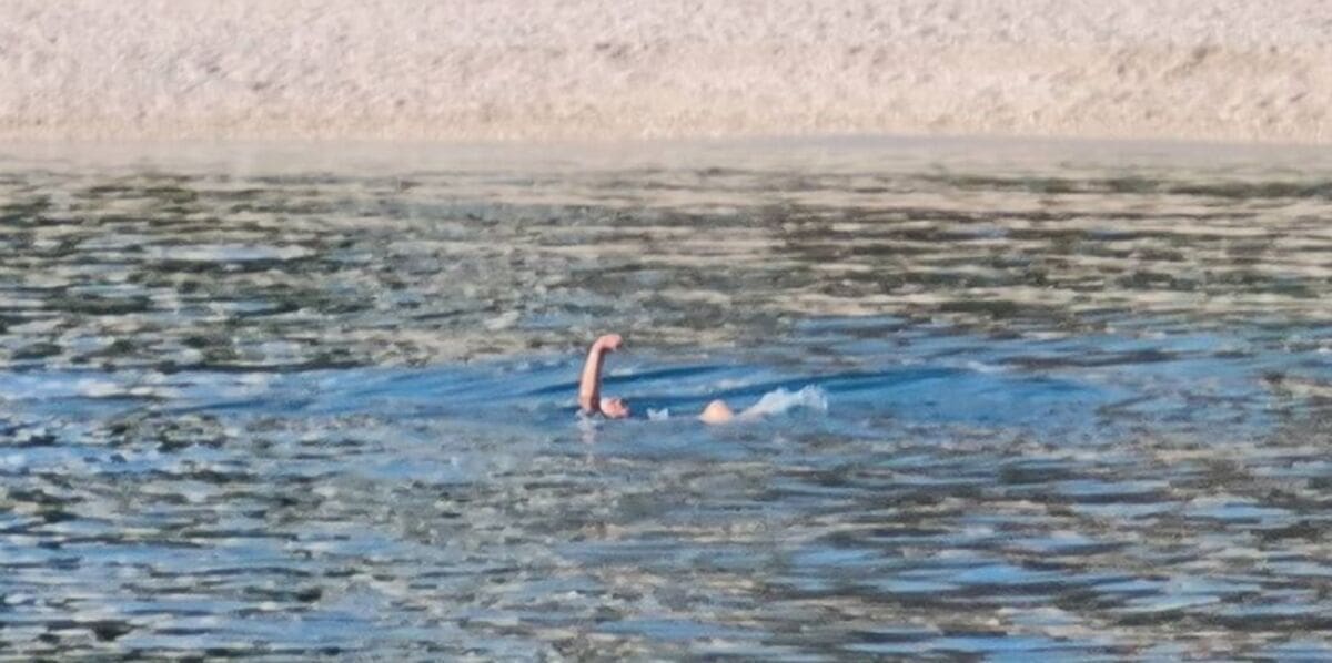 LITO U SPLITU JE POČELO Neki su se danas sunčali i kupali na popularnim plažama: "**bali vas virusi"