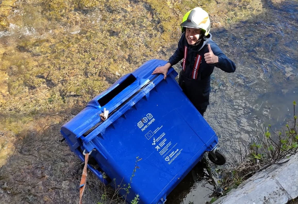 VRIJEDNI VATROGASCI ODGOVORILI VANDALIMA Po rijeci Žrnovnici više ne pluta kontejner