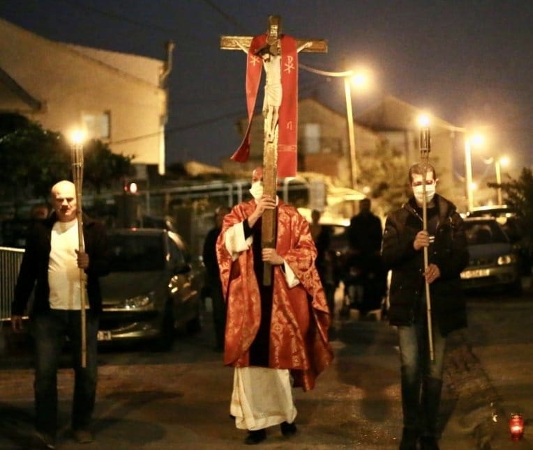ODGOĐENA PROCESIJA Splitski svećenik: "Kristov križ popratite s vaših prozora i balkona"