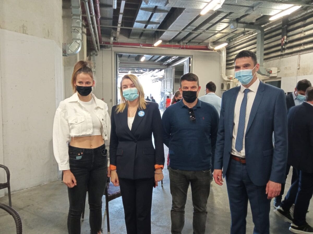 PRIORITETNA SKUPINA Počelo cijepljenje turističkih djelatnika u Spaladium Areni: "Lakše ćemo raditi"