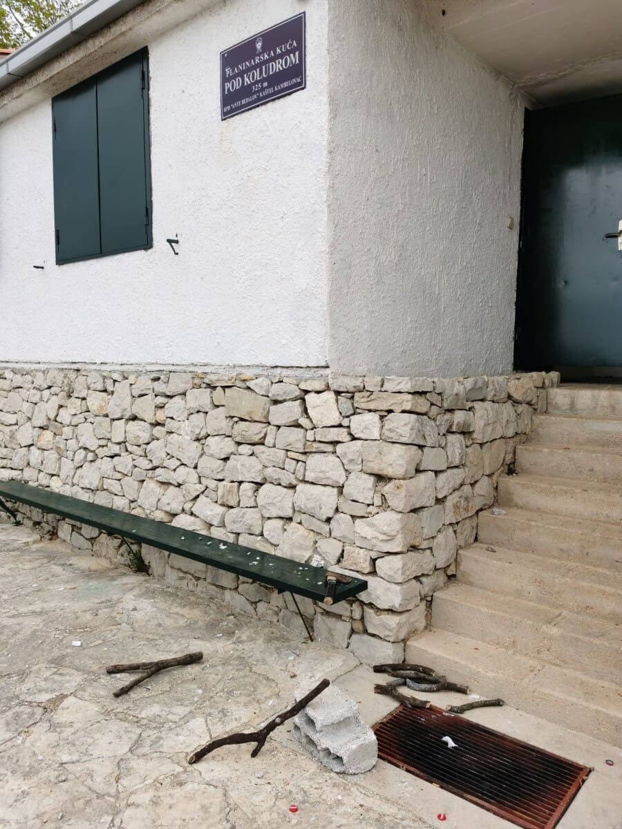 devastacija-planinarsko-skloniste01