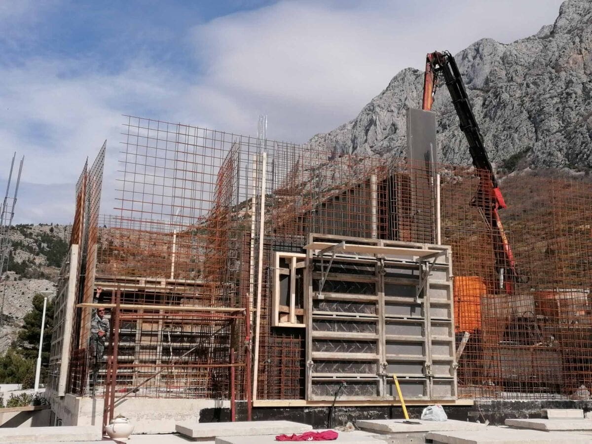 GRAD MAKARSKA U tijeku su radovi na izgradnji zgrade za ispraćaj čime je započela realizacija četvrte završne faze rekonstrukcije i uređenja mjesnog groblja