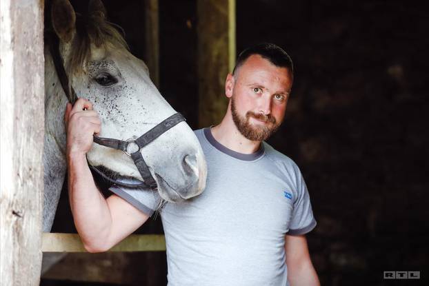 LJUBAV JE NA SELU Jedan kandidat "ukrao" pažnju nacističkom tetovažom. Pogledajte što piše