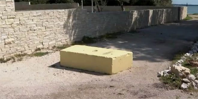KAMEN SMUTNJE Betonski blok od 200 kilograma izazvao pomutnju u Dalmaciji: "Svi znaju, nitko ne želi reći"