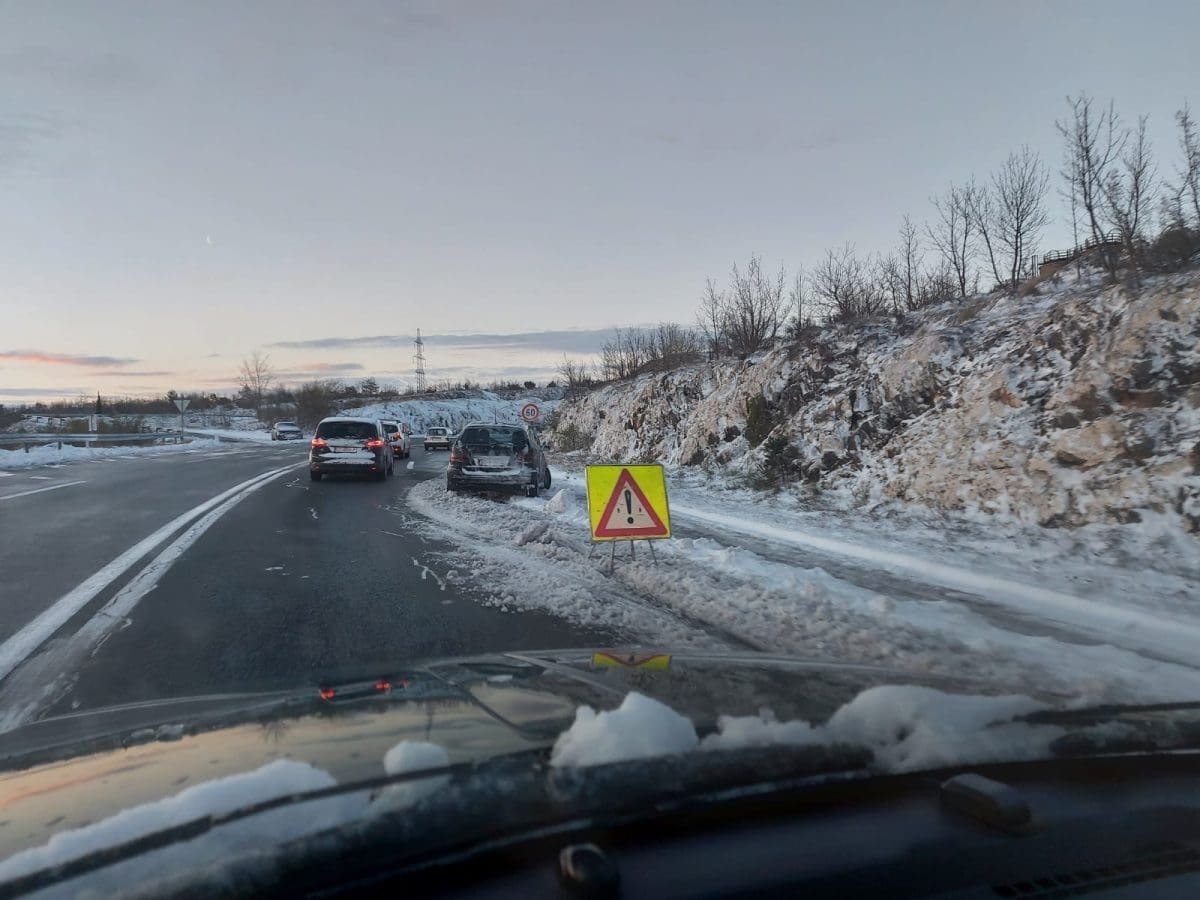 NA DALMATINSKOJ PROMETNICI ZAPELI U SNIJEGU Hladnoća je mnoge iznenadila, pogledajte auto koje je noćas ostalo na sred cesti