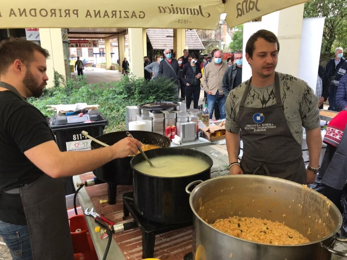 Obrtnici SDŽ na Veliki petak kuhali u Sisku i Petrinji - podijeljeno četiri tisuće porcija frigadure, gregade, sipe s bobom, njoka s morskim plodovima...