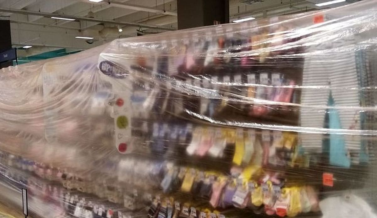 Roba za bebe u trgovini prekrivena folijom: 'Pitamo Stožer: alkohol se može kupiti, a odjeća za bebe ne? Fuj!'