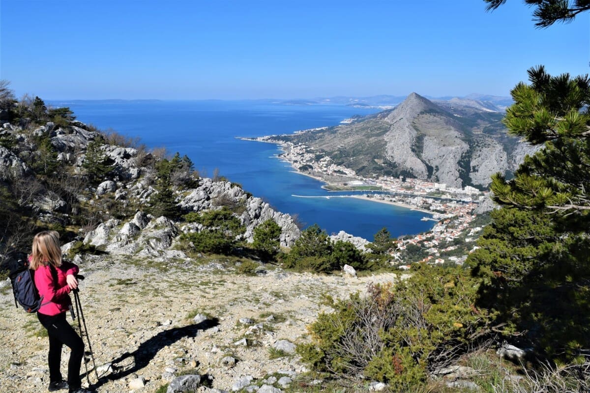 Ako već niste, posjetite Omišku Dinaru: Nije teška za ispenjati, a pogled s vrha "puca" na otoke, obalu i Zagoru
