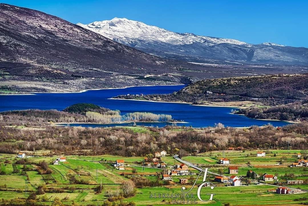 Prizor koji oduševljava: Perućko jezero i Kamešnica u proljetnom izdanju