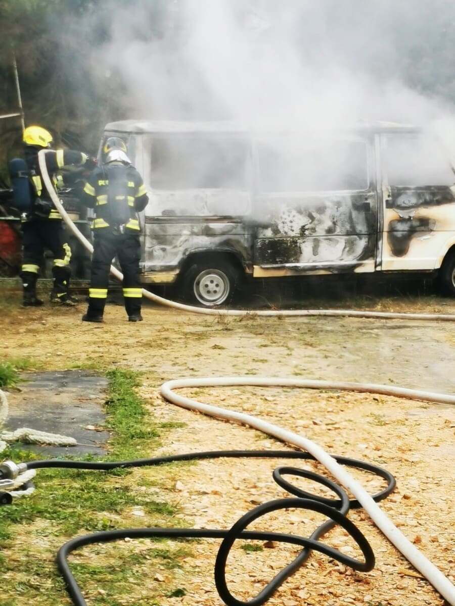 OGROMNA ŠTETA Kako se u Kaštelima zapalio kombi u vlasništvu 54-godišnjaka?