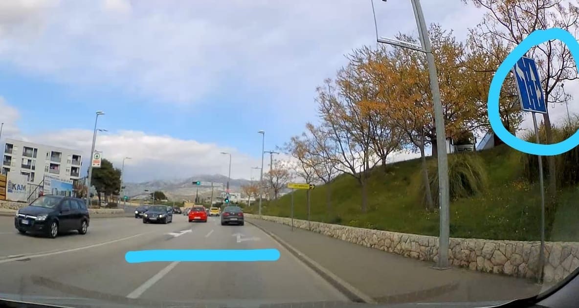 OPET ZAOBORAVILI Nakon što je ispravljena horizontalna signalizacija na Kili, na znakovima još uvijek staro stanje