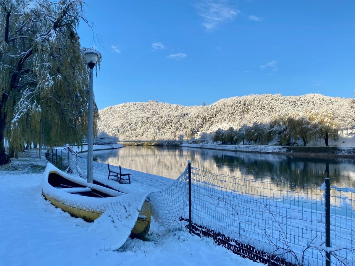 SNJEŽNA IDILA U TRILJU Napadalo 10-ak cm snijega, djeca će uživati