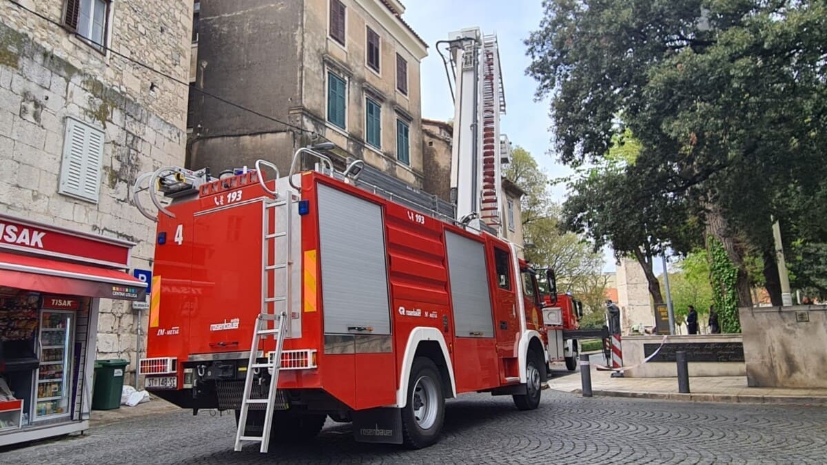 UMALO TRAGEDIJA KOD ĐARDINA Pao dio krova na cestu, prava je sreća da nitko nije stradao