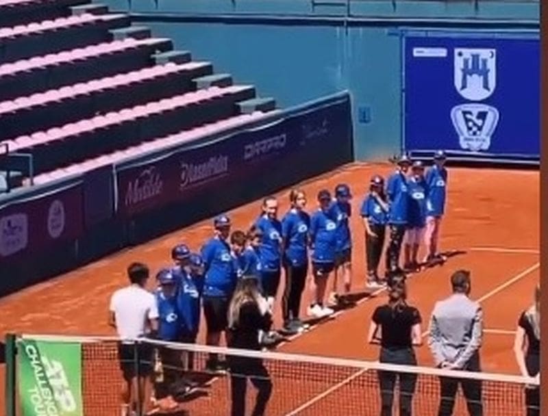 KAKAV GAF Domaćoj voditeljici dogodila se nezgoda na poslu, snimili je s tribina