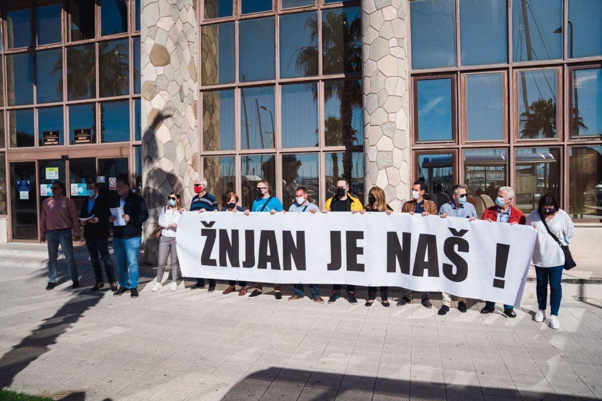 SDP-ovci prosvjedovali pred Banovinom zbog Žnjana: "Kada pobijedimo, zatražit ćemo da splitskim plažama upravlja Split, a ne Županija i država"