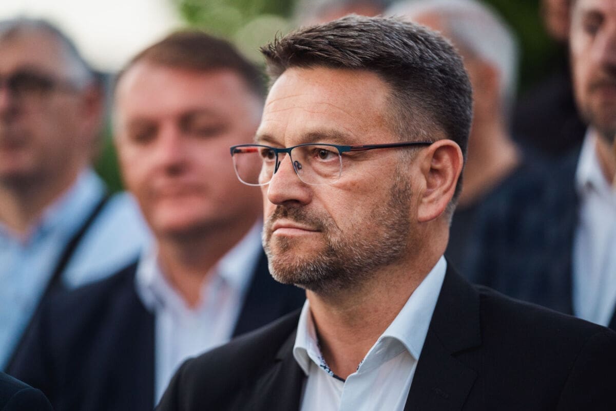 "TKO JE KOMPETENTNIJI BITI ČLAN UPRAVNOG VIJEĆA GRADSKE KNJIŽNICE SOLIN? Studentica koja ne ispunjava zakonske uvjete ili doktorica znanosti iz područja knjižničarstva?"