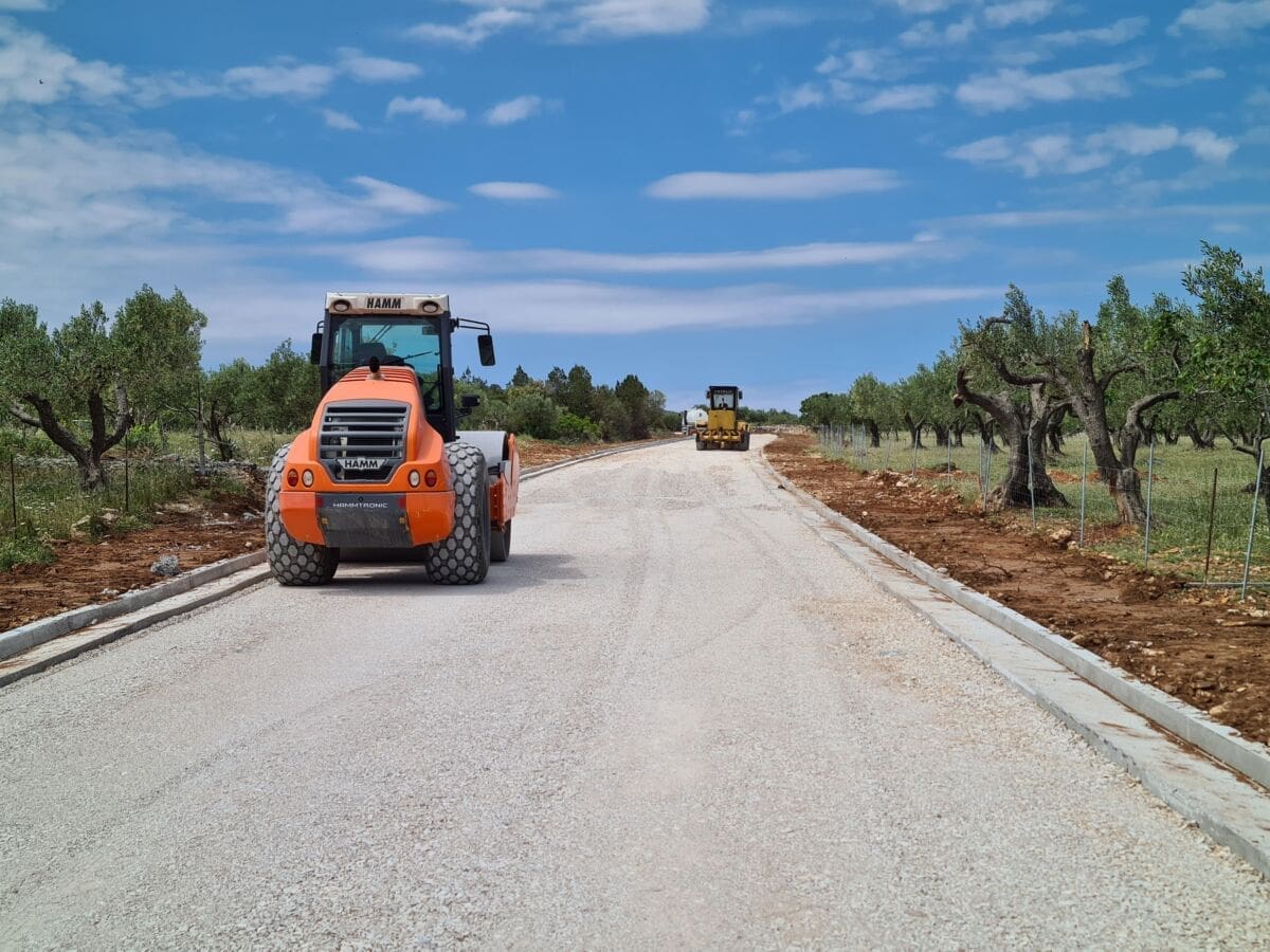JEDAN BRAČ Uskoro kreće asfaltiranje dijela ceste Pučišća - Povlja, dionice Pučišća - uvala Luke