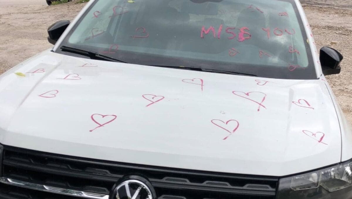 TREBA LI VLASNIK BITI SRETAN ILI LJUT? Netko je Splićaninu 'išarao' auto ružem, pogledajte ovo