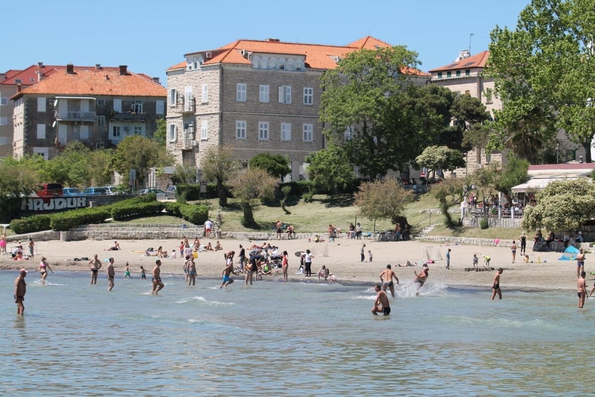 Na splitskim plažama sve je mirisalo na nadolazeće ljeto: Bačvice su u nedjelju bile krcate