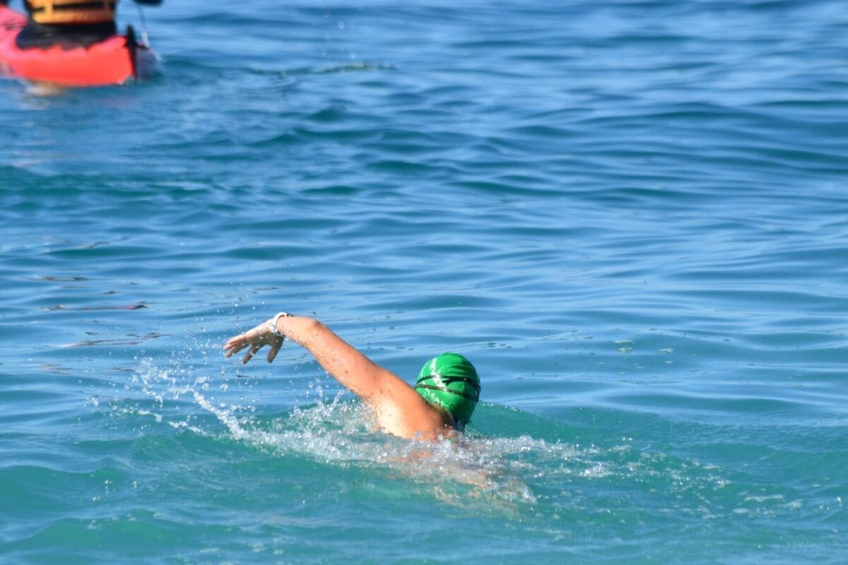 Dina Levačić stigla je do splitske Rive, uspješno je isplivala 9 km za spas maca