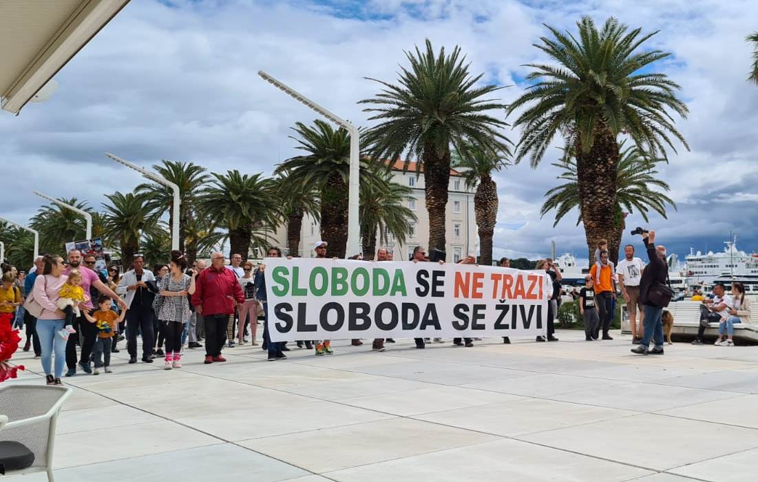 Održan prosvjed protiv Stožera: "Tjelesna autonomija narušena je obvezom nošenja maski koje nam ograničavaju disanje i slobodu govora"