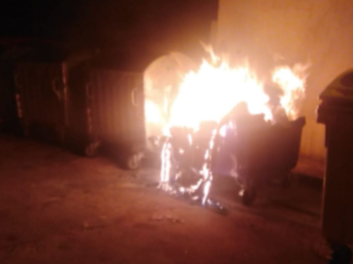 BUKTINJA U SPLITU Zapaljeni su kontejneri, vatra se proširila i na vozila: Policija i vatrogasci na terenu...