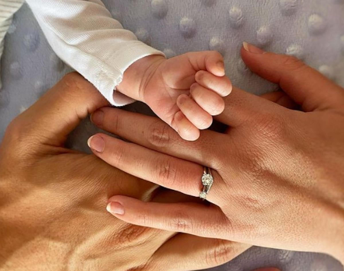 Bivša manekenka i komičar postali roditelji još sredinom travnja, danas objavili sretnu vijest