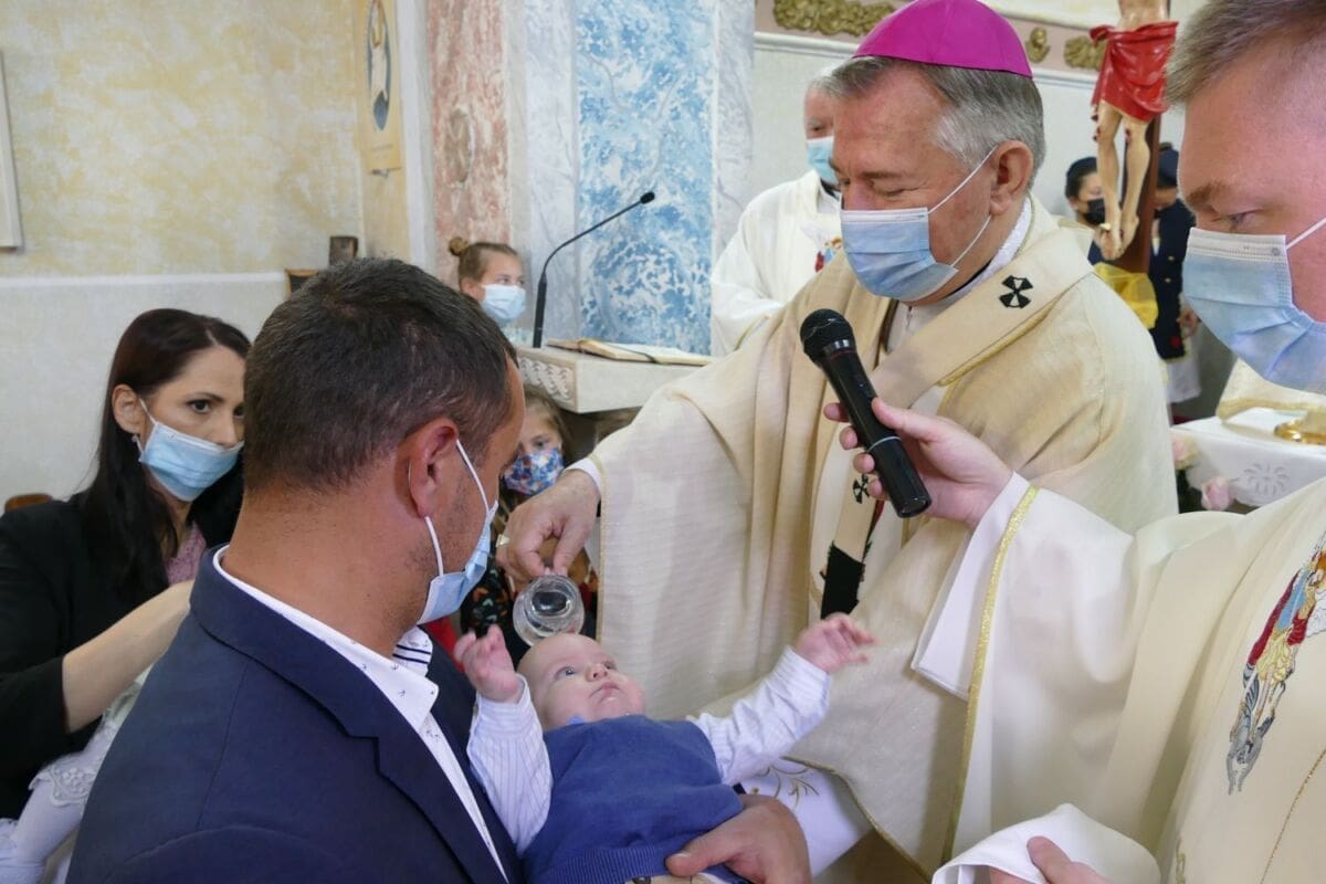 Krštenje četvrtoga djeteta u obitelji Delonga i devetoga djeteta u obitelji Galić u Trilju